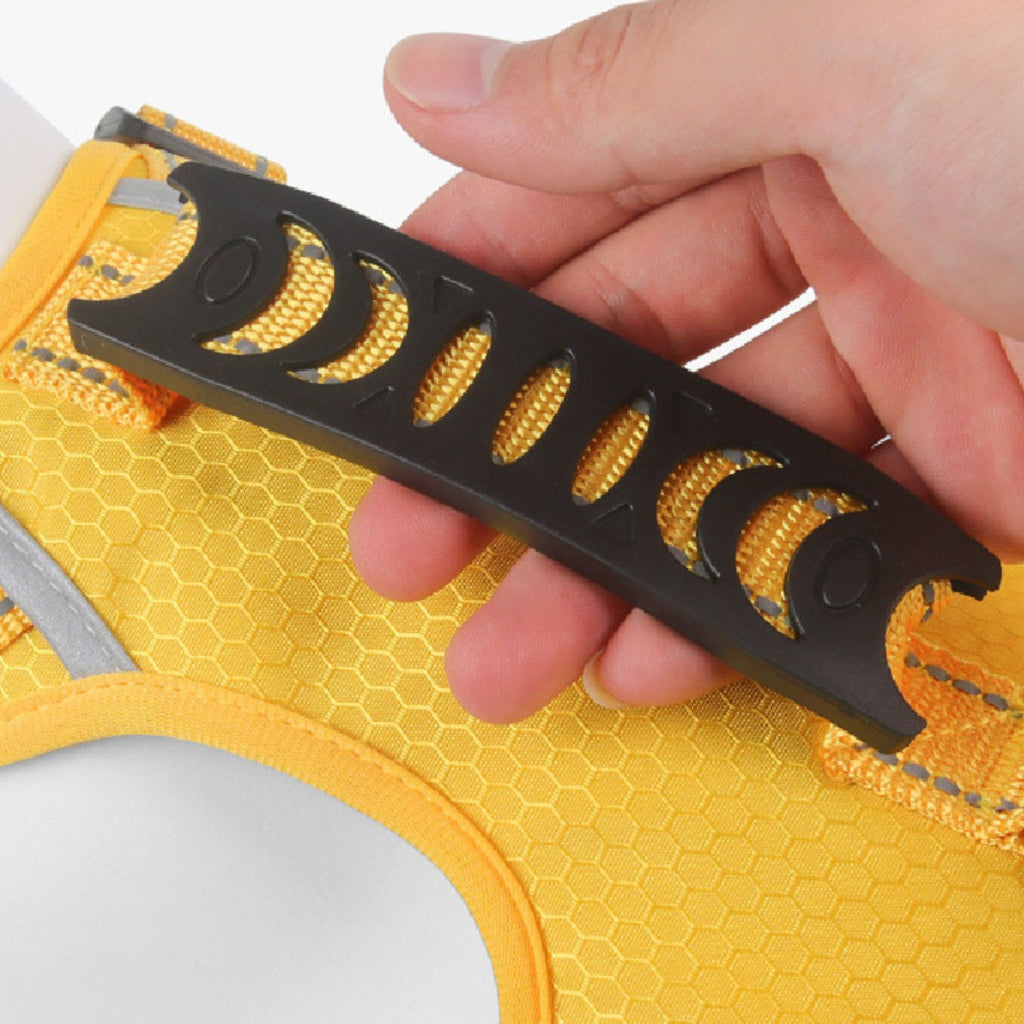 Close-up of the sturdy control handle on the Yogi-Pets dog harness